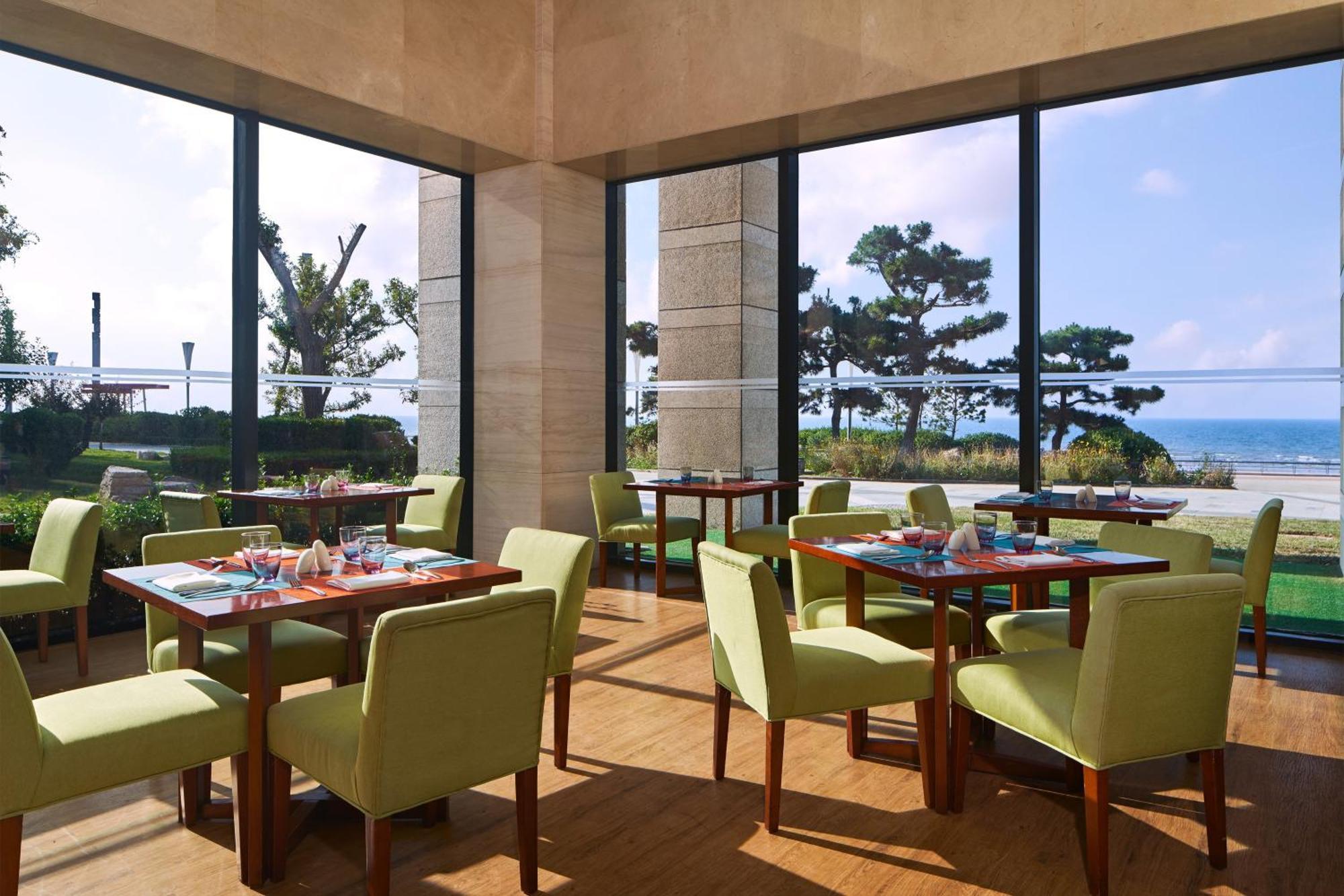 Sheraton Yantai Golden Beach Resort Exterior photo