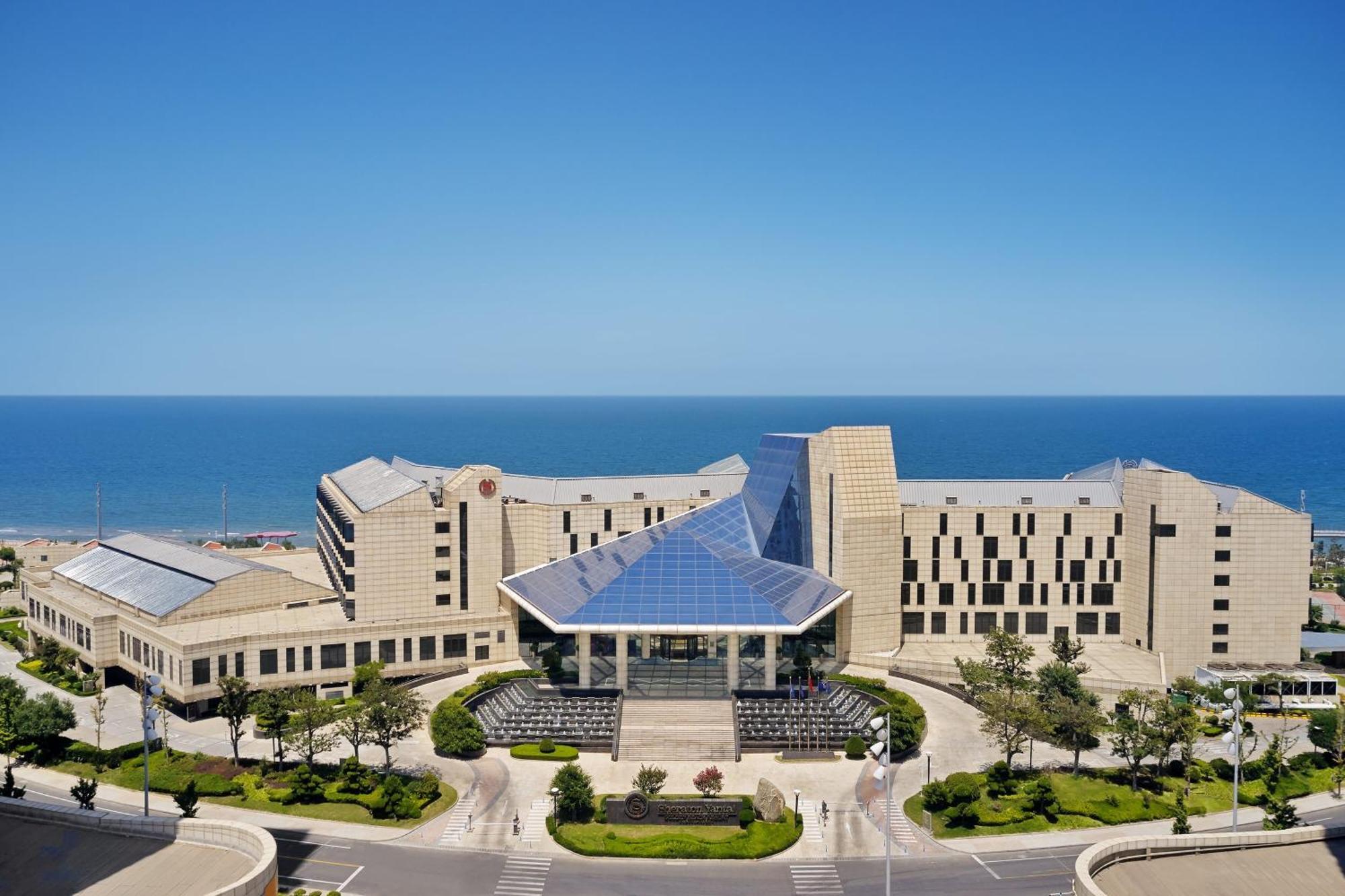 Sheraton Yantai Golden Beach Resort Exterior photo