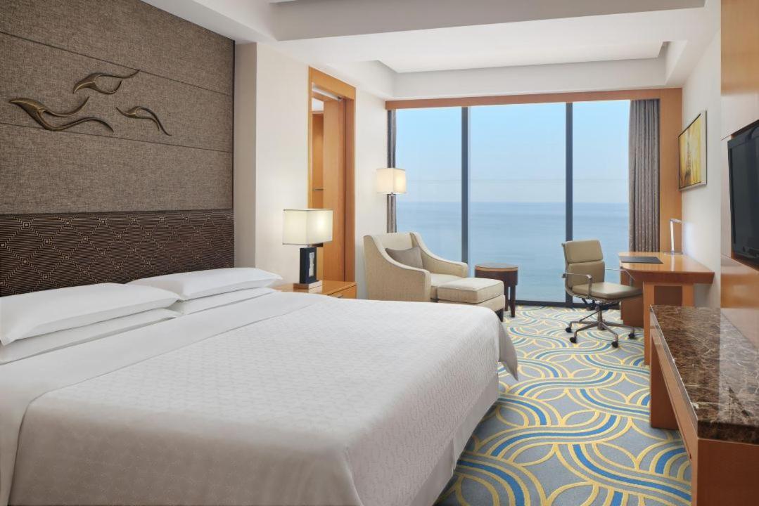 Sheraton Yantai Golden Beach Resort Exterior photo